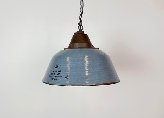 Lampada a sospensione industriale in smalto grigio e ghisa, anni '60 – Szarvasi, Lampade a sospensione, Ferro (photo 2 of 18)