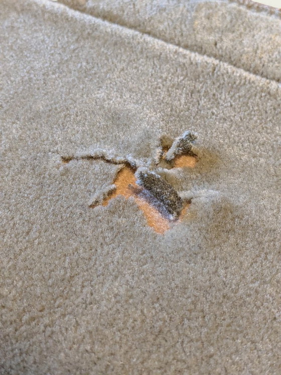 Image 1 of Vintage tafelloper in lichtbruin met gouden rand en groene onderkant – 101 × 40 cm