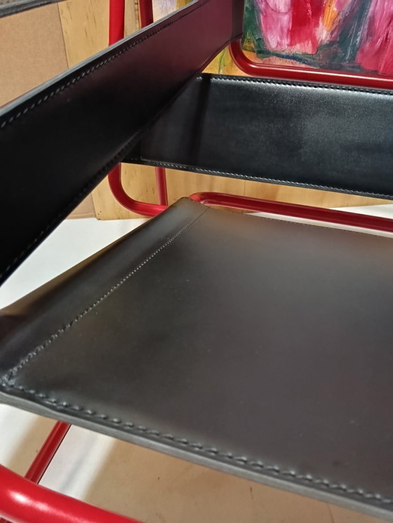 Image 1 of Bolso Knoll Wassily B3 rojo mate, nuevo-usado, en piel negra, de Marcel Breuer.