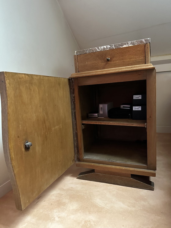 Image 1 of Origineel houten art deco nachtkastje voorzien van marmeren blad