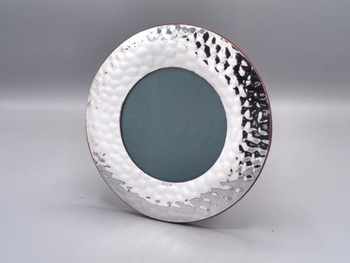 Handgemaakt en gehamerd fotolijstje van verzilverd metaal, 10 cm diameter.