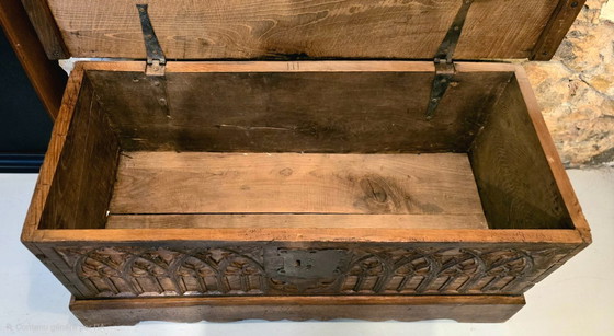 Image 1 of 18e-eeuwse massief eikenhouten gotische kist, Frankrijk