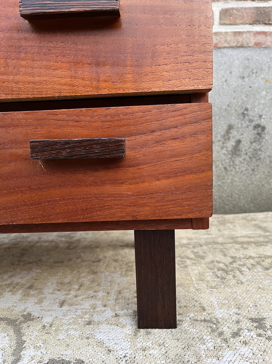 Image 1 of Cassettiera vintage di metà secolo in teak a 4 cassetti, con maniglie e gambe in wengé massello.