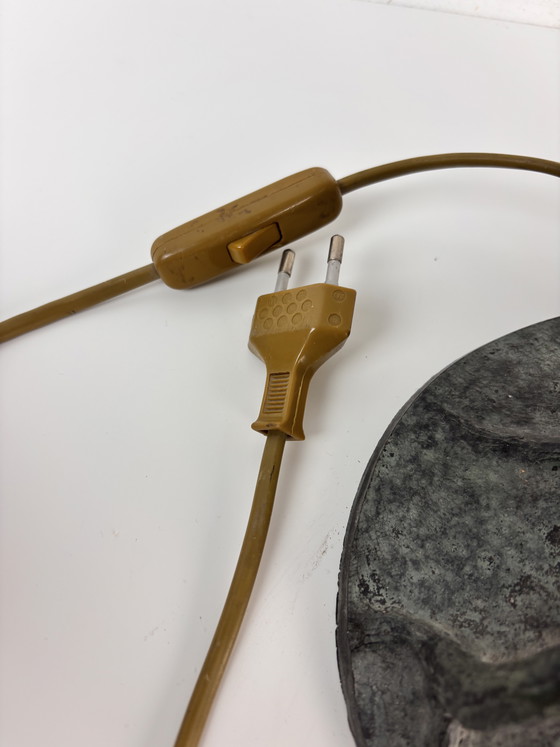 Image 1 of Lámpara de mesa Tiffany extragrande con base de tronco de árbol y pantalla floral.