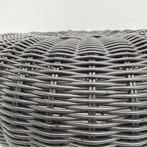 Pouf rotondo in plastica intrecciata, grigio scuro, Ikea, Poggiapiedi e pouf, Modern (foto 4 di 13)