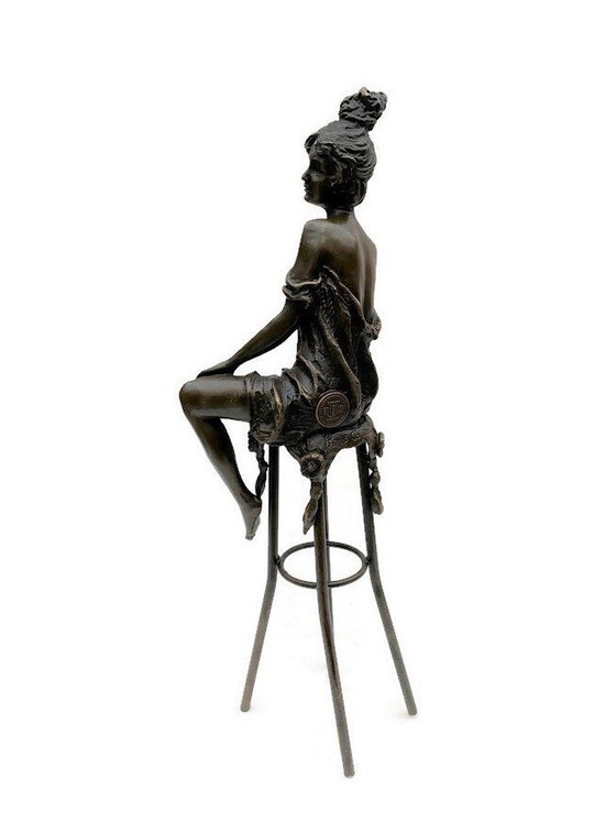 Image 1 of Statue en bronze Dame élégante sur tabouret