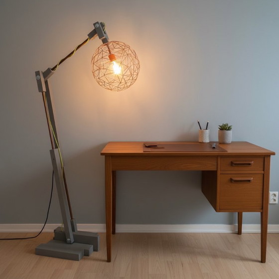 Op maat gemaakte grijze houten vloerlamp met koperkleurige kop – Vloerlampen, Metal, Rubber (photo 6 of 20)
