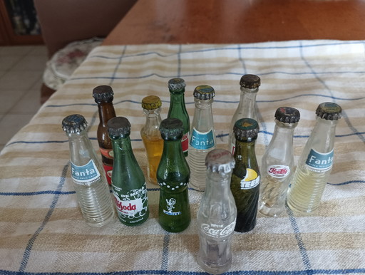 Rare coffret miniature de bouteilles vintage des années 1960 avec son étui d'origine, industrie argentine