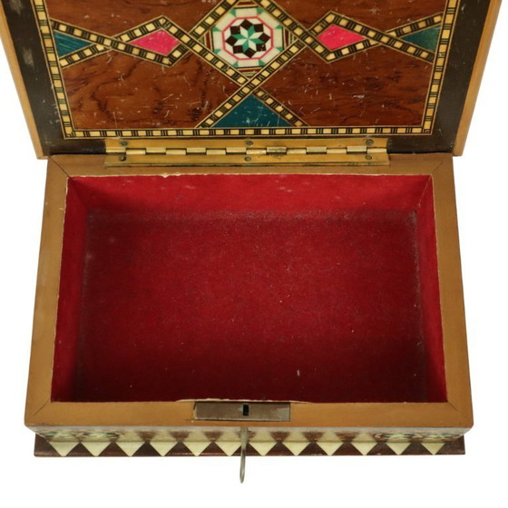 Image 1 of Caja de joyería con incrustaciones de marquetería