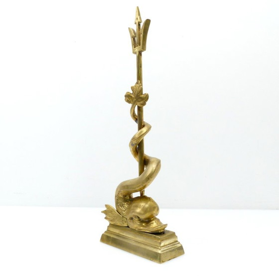 Grand cale-porte dauphin au trident de Neptune en laiton patiné – Europe, XXe siècle – Objets déco, Brass (photo 2 of 7)