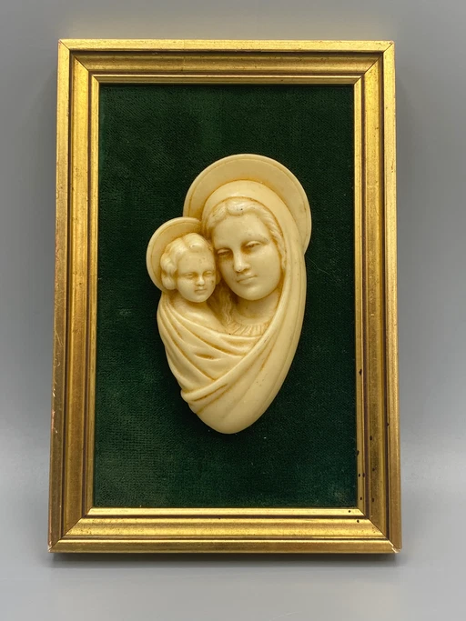 Bassorilievo Vergine con Bambino, cornice dorata e velluto verde, lavorazione italiana. – decoratieve objecten, Velvet