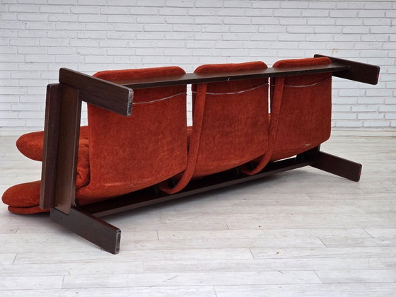 Image 1 of Dänisches 3-Sitzer-Sofa aus den 1970er Jahren, orange/roter Möbelvelours, Eichenholz.