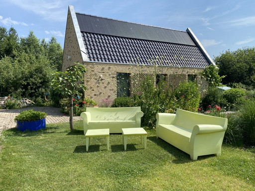 Deux bancs et tables de jardin Kartell Bubble Club