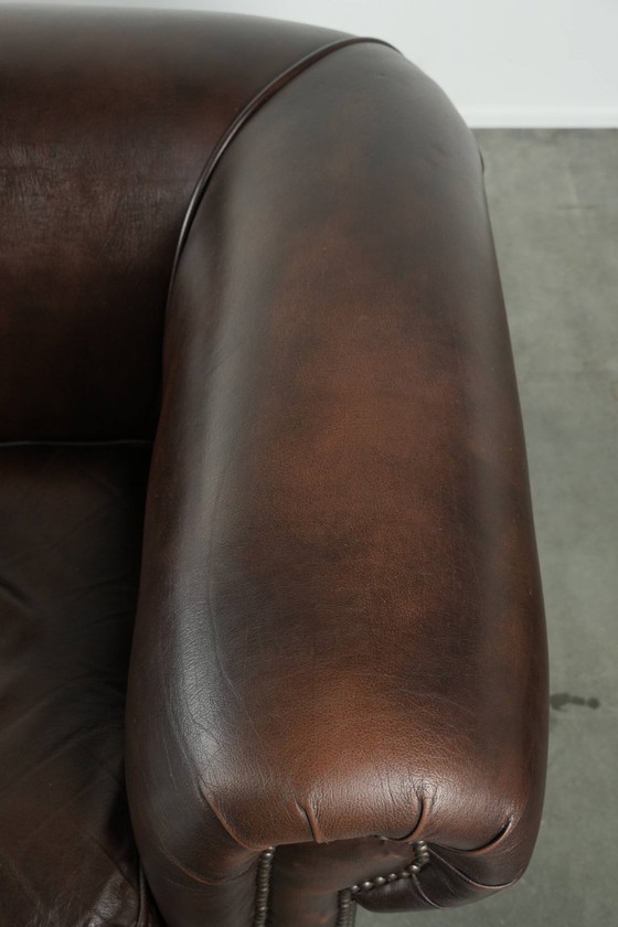 Lussuoso divano Chesterfield in morbida pelle bovina marrone, dal look inglese senza tempo. – Divani 2 posti (photo 9 of 16)