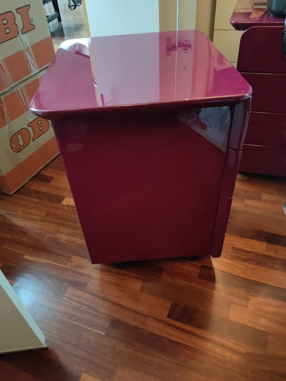 Image 1 of Bourgondisch rode ladekast en twee nachtkastjes