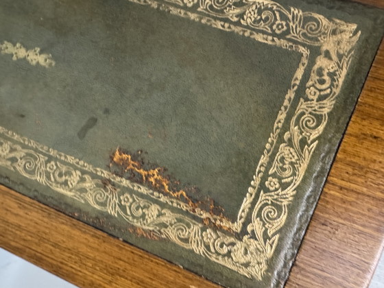 Antiker Schreibtisch mit grüner Lederplatte und Schubladen – Couchtische, Wood (photo 7 of 15)