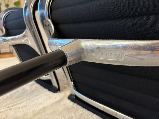 Image 1 of Chaises en aluminium modèle EA 105, conçues par Eames pour Herman Miller, années 1970, lot de 2