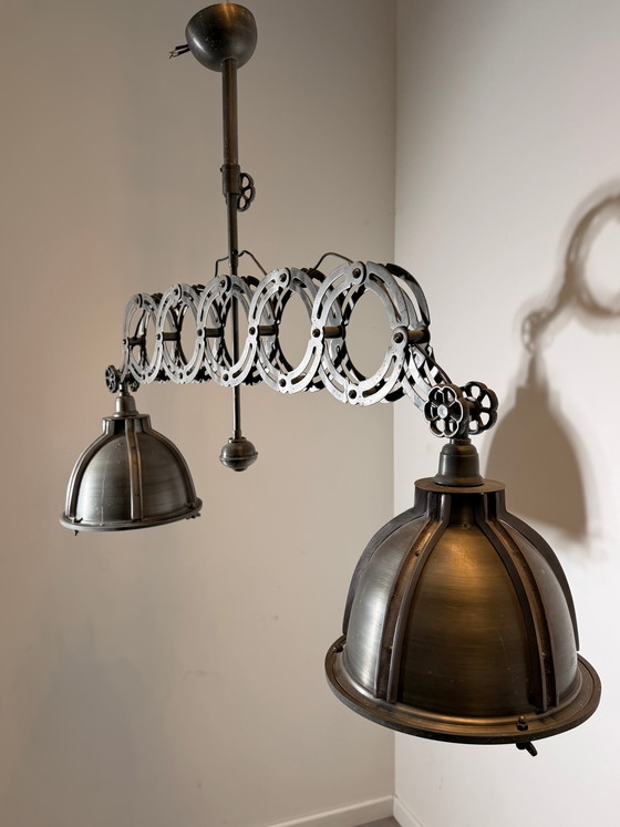 Suspension industrielle en forme de ciseaux (photo 6 of 8)