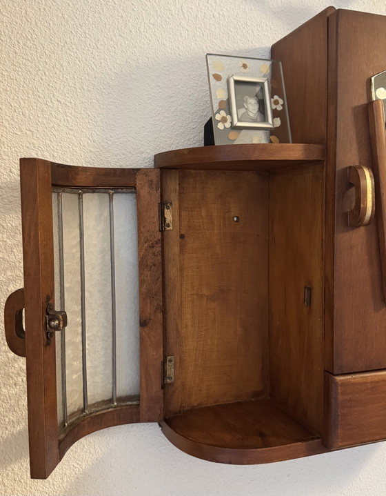 Seltener Apothekerschrank im Art-déco-Stil | Buntglas, Spiegel & Messingbeschläge | 1920er-1930er Jahre (photo 7 of 15)