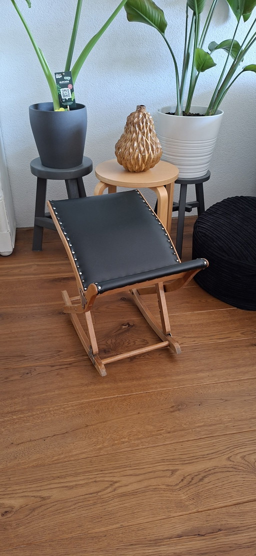 Vintage Wooden Leg Swing / Swing Footstool – hockers en poefs (photo 2 of 4)