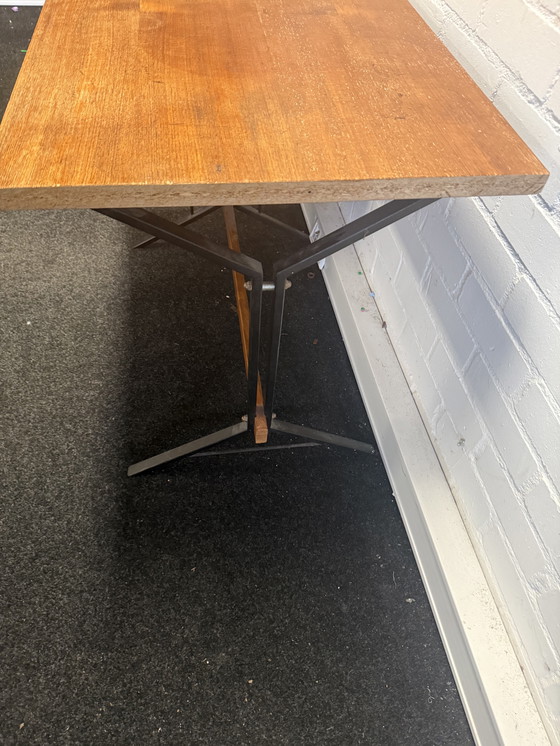 Image 1 of Bureau vintage design milieu du siècle, placage teck années 1960