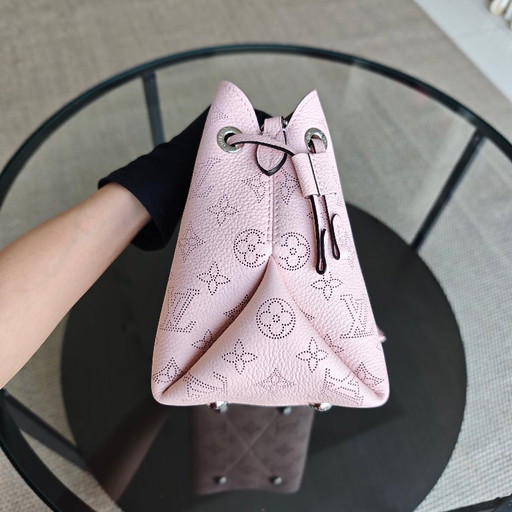 LOUIS VUITON BELLA BUCKET TAS SAKURA ROZE KALFSLEER MET GOUDEN BESLAG