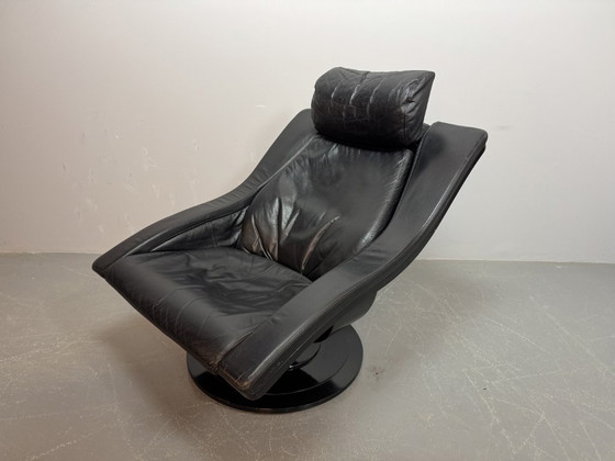 Image 1 of Skandinavisches Mid-Century-Design: Lounge-Sessel „Move“ aus schwarzem Leder mit passendem Hocker.