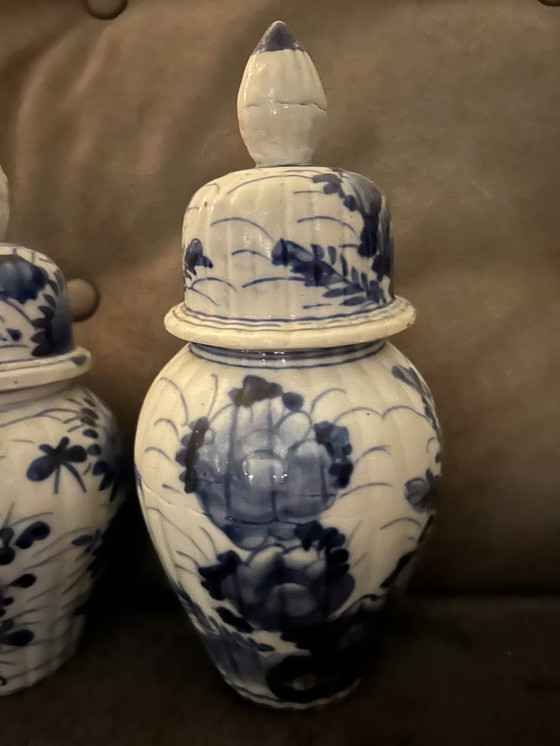 Image 1 of Japanse antieke blauw witte geribbelde gemberpotten Imari stijl 24cm ( alleen linker pot op de foto’s)