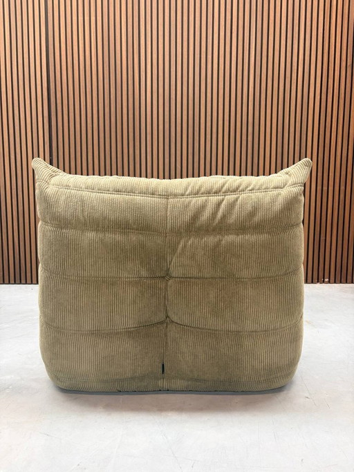 Ligne Roset Togo Fauteuil une place | Velours côtelé vert olive (photo 2 of 4)