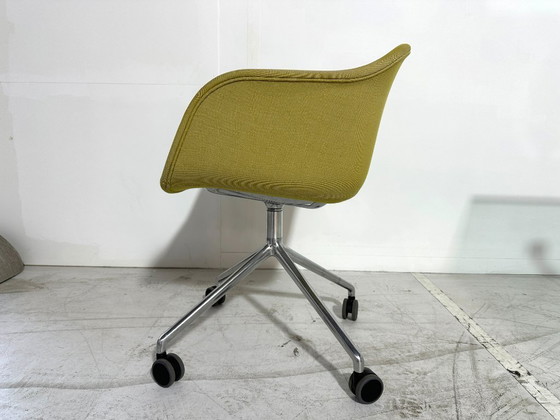 Muuto Fiber Armchair geelgroen - Swivel onderstel op wielen – Fauteuils, Textile (photo 5 of 6)