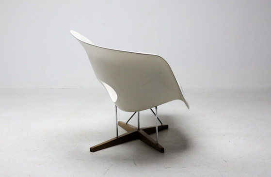 Vitra Eames La Chaise – Weiße Patina – Sessel, Wood (photo 3 of 15)