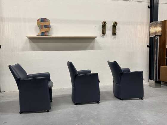 Image 1 of 3 Leolux Tamarinde Esszimmerstühle auf Rollen, blaues Leder