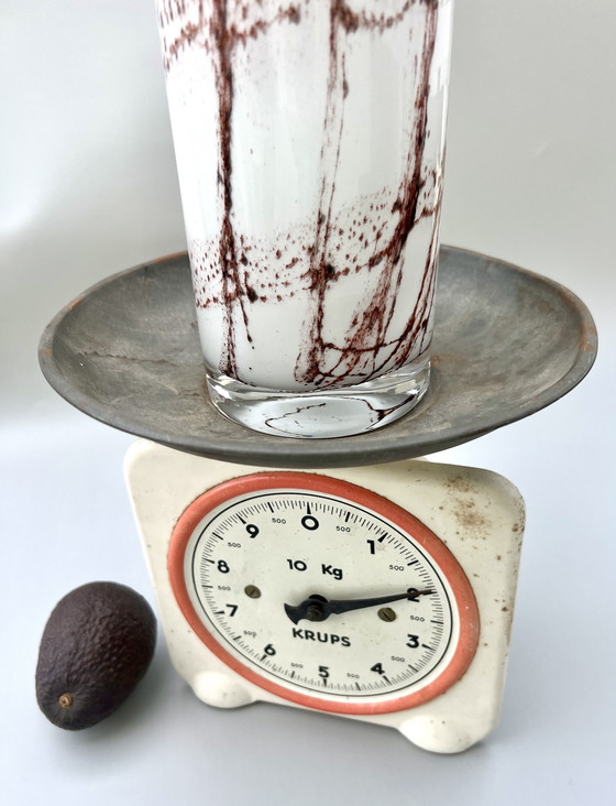 Image 1 of Große Studioglas-Vase – weiß mit rotbrauner Faden-Schmelztechnik