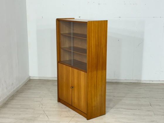 Image 1 of Vitrinekast/hoge kast uit het midden van de 20e eeuw – Vintage highboard uit de jaren 60 – Iepenhout