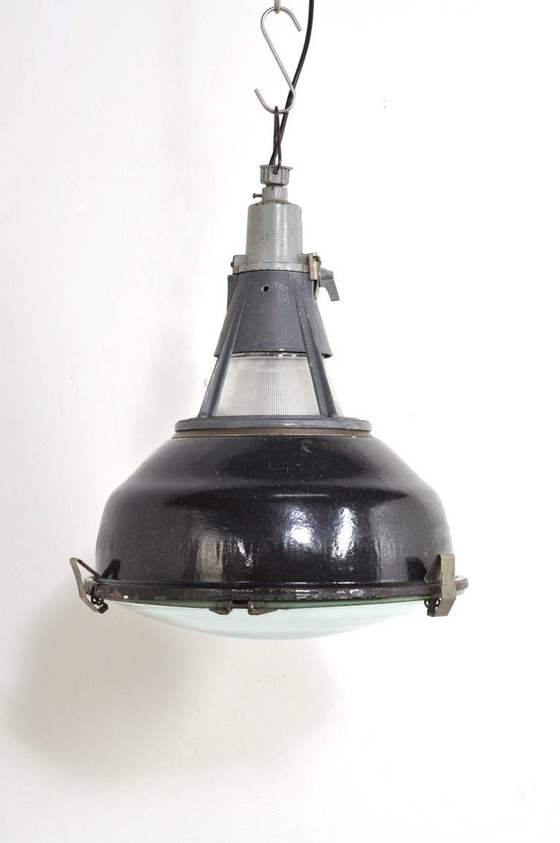 Lampade industriali smaltate con luce superiore, anni '50 – Lampade a sospensione, Metallo (photo 9 of 9)