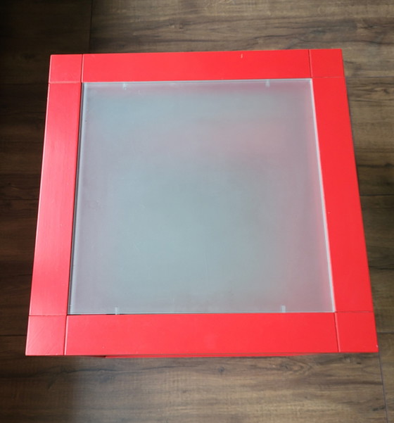 Image 1 of Roter Beistelltisch aus Massivholz in Würfelform mit sandgestrahlter Glasplatte aus den 1980er Jahren.