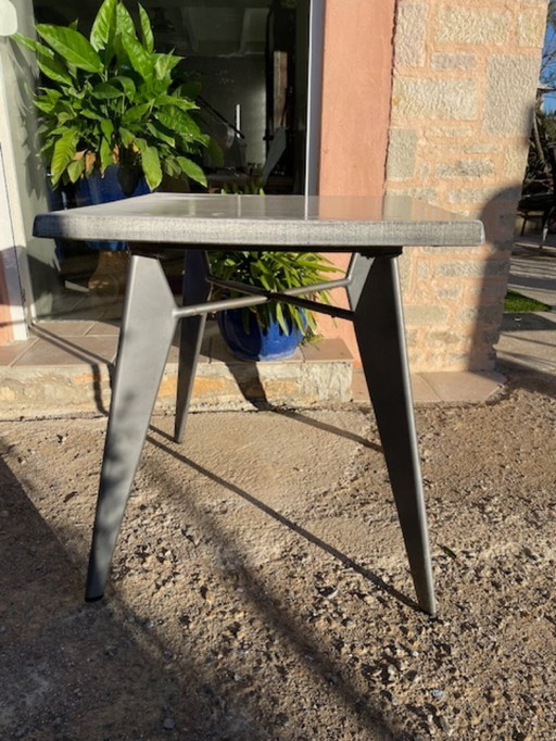 Tavolino con piedistallo disegnato da Jean Prouvé con gambe ad ala di aeroplano