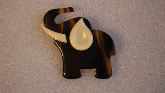 Image 1 of Grande broche vintage en plastique en forme d'éléphant.