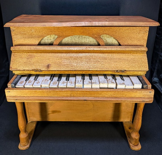 Antiguo piano de juguete de madera – Objetos decorativos, Metal, Textil (photo 4 of 6)