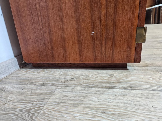 Image 1 of Icono del diseño, cómoda de teca, estilo moderno de mediados de siglo, década de 1960.