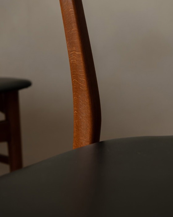 Image 1 of Set di 6 sedie da pranzo danesi di metà secolo · Teak e skai nero