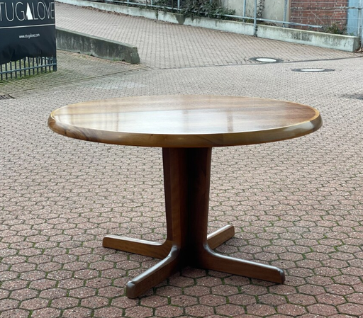Mesa de comedor danesa de nogal de los años 60