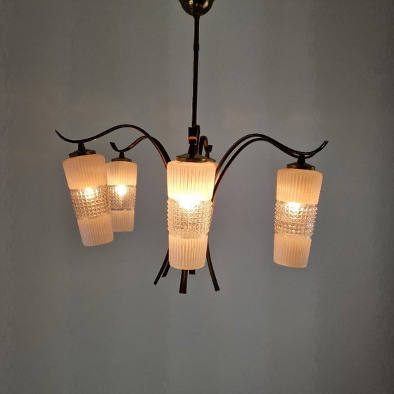 Image 1 of Lampadario italiano di metà secolo in ottone con paralumi in vetro stile Murano, anni '60