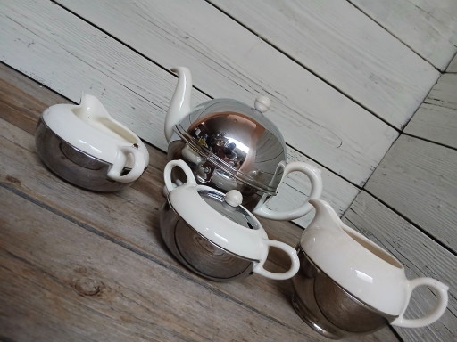 Benraad Teapot, Cream Jug and Sugar Bowl, 1950s. – tafelwaar, Ceramic, Metal