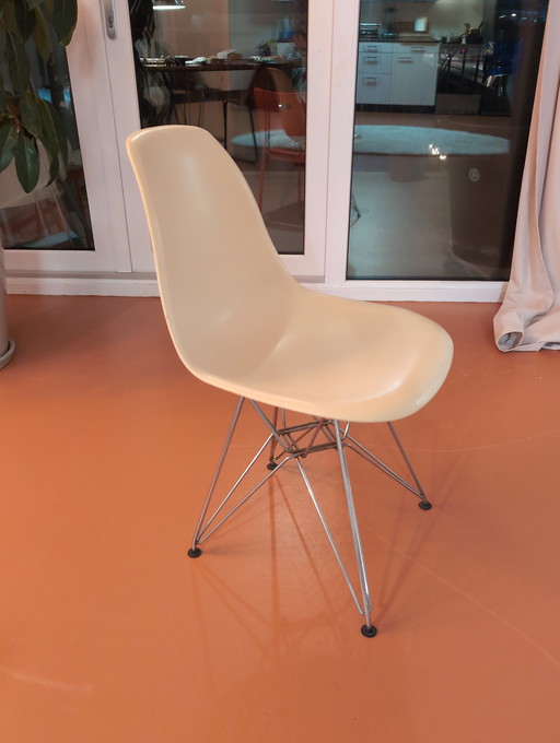 Eames Plastic Side Chair RE DSR