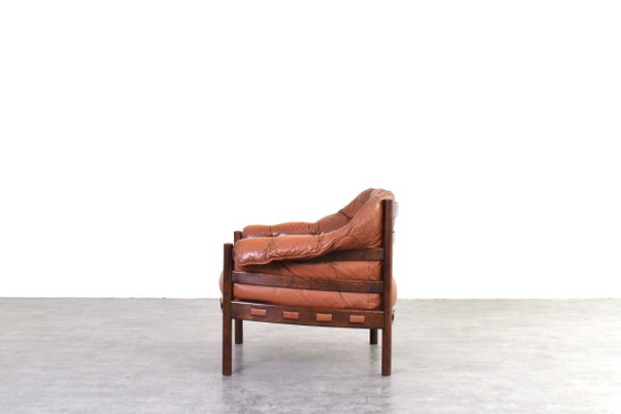 Sillón de roble y cuero de mediados de siglo, diseñado por Arne Norell para Coja en la década de 1960. (photo 4 of 12)