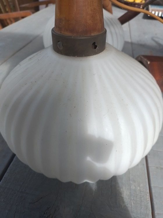 Milk glass pendant lamp 1950s – Wood (photo 2 of 9)