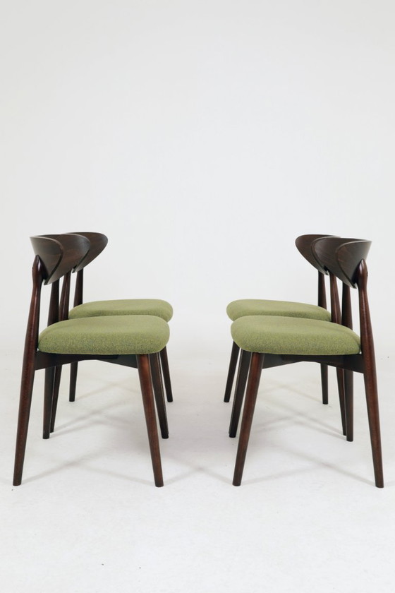 Image 1 of Moderne set van 4 eetkamerstoelen, avocadogroene stof en donker walnootkleurig beukenhout