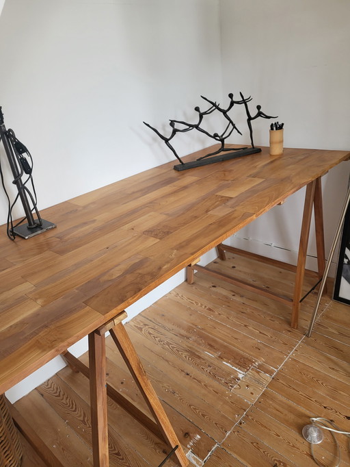 Tisch aus Holz