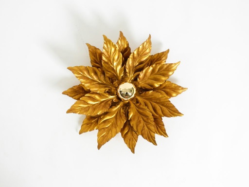 Rare grande lampe de plafond ou applique murale de style florentin, plaquée or, signée Hans Kögl, datant des années 1980.